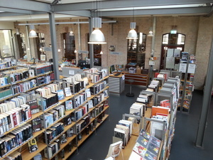 Bücherregale mit Büchern in der Mediathek Denzlingen Bücherregale mit Büchern in der Mediathek Denzlingen