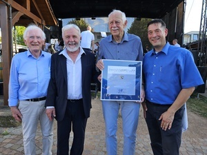 Robert Reichinger (2.v.r.) erhielt fr seinen auerordentliches ehrenamtliches Engagement den Denzlinger Brgerpreis 2025. An seiner Seite: (v.l.) Laudator Prof. Dr. Dieter Geuenich, Fausto Risini (Brgermeister der ital. Partnergemeinde Citt della Pieve), und (r.) Brgermeister Markus Hollemann. Foto: Gemeinde Denzlingen.