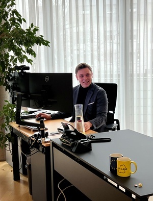 Denzlinger B�rgermeister Fabian Nitz an seinem Schreibtisch im Rathaus Denzlingen. Foto: Gemeinde Denzlingen