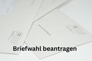 Briefumschlage im Hintergrund. Im Vordergrund schwarze Buchstaben: Briefwahl beantragen