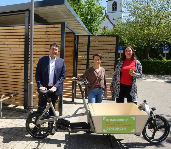 Lastenradverleih Denzlingen: Bürgermeister Markus Hollemann, Klimaschutzkoordinatorin Lena Hartmann-Kist und Klimaschutzmanagerin Diana Sträuber. Lastenradverleih Denzlingen: Bürgermeister Markus Hollemann, Klimaschutzkoordinatorin Lena Hartmann-Kist und Klimaschutzmanagerin Diana Sträuber.
