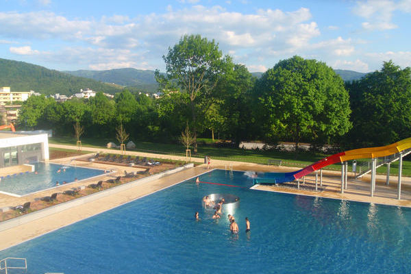 Blick auf das Erlebnisbecken mit Rutsche im Sport und Familienbad MACH'  BLAU