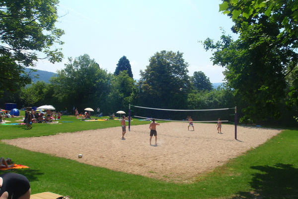 Volleyballplatz im Außenbereich des Sport und Familienbad MACH' BLAU