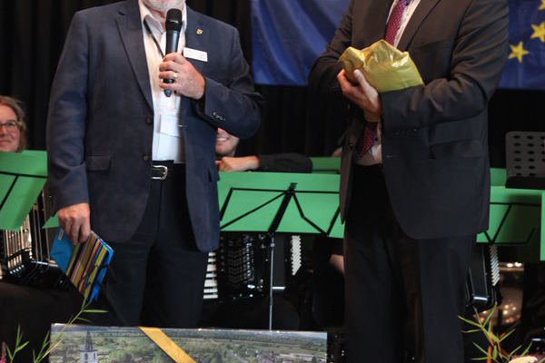 Festakt: Bürgermeister Markus Hollemann und Richard Johnston, Vorsitzender Komitee North Hykeham