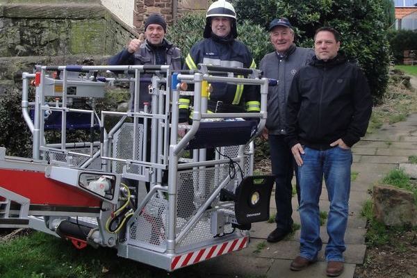 v.l.n.r.: Die ehrenamtlichen Helfer fr die Arbeiten Siegfried Buderer, Heinz Jund, Manfred Wssner, und Herr Koch (Bauamtsleiter) am Arbeitskorb der Feuerwehrleiter