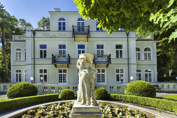 Villa La Fleur mit Museum und Skulpturenpark - im Vordergrund eine stehende Skulptur (Private Kunstsammlung mit Werken vor allem polnischer Knstler der klassischen Moderne ("cole de Paris") 