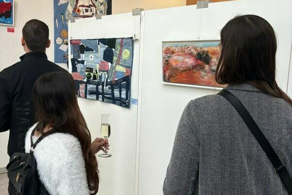 Besucher bewundern die Werke: "Stadt der Zukunft - Nord - Süd", 2023, Textilarbeit, Elv. A. Sträuber Besucher bewundern die Werke: "Stadt der Zukunft - Nord - Süd", 2023, Textilarbeit, Elv. A. Sträuber