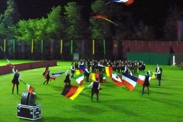 Die Fahnenschwinger bei ihrer attraktiven Vorfhrung am Samstagabend.