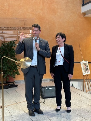 Bürgermeister Hollemann und Künstlerin Elv. A. Sträuber Bürgermeister Hollemann und Künstlerin Elv. A. Sträuber