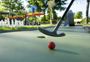 Minigolf-Anlage mit einem Schlger und Ball