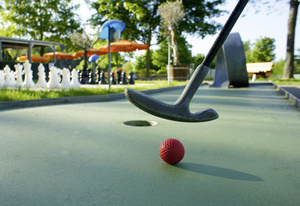 Minigolf-Anlage mit einem Schläger und Ball Minigolf-Anlage mit einem Schläger und Ball