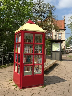 Offenes Bücherregal Hauptstraße (in Rot gestrichene ehemalige Telefonzelle) Offenes Bücherregal Hauptstraße (in Rot gestrichene ehemalige Telefonzelle)