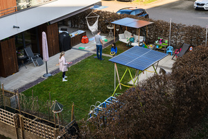 Familie spielt mit Beschattung aus Solarpanelen