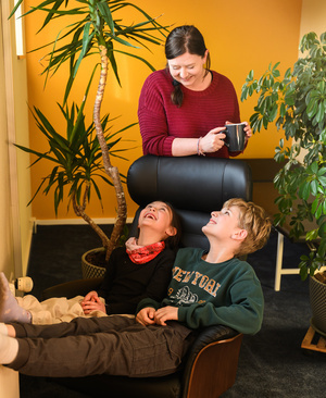 Familie macht es sich an der Heizung gemütlich Familie macht es sich an der Heizung gemütlich