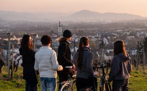 Jugendliche schauen über Denzlingen Jugendliche schauen über Denzlingen