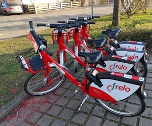 Frelos am Bahnhof