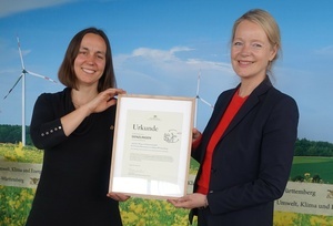 Umweltministerin Thekla Walker, MdL (rechts) berreicht im Umweltministerium in Stuttgart die Siegerurkunde des Landeswettbewerbs Auf dem Weg zur Klimaneutralitt fr Vorreiter-Kommunen aus Baden-Wrttemberg an  Denzlingens Klimaschutzmanagerin Diana Struber.
