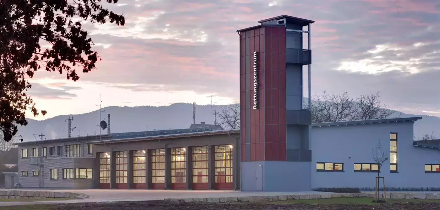 Rettungszentrum Denzlingen in grau-roter Farbe mit Schlauchturm Rettungszentrum Denzlingen in grau-roter Farbe mit Schlauchturm