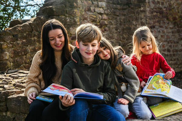 Familie beim Lesen