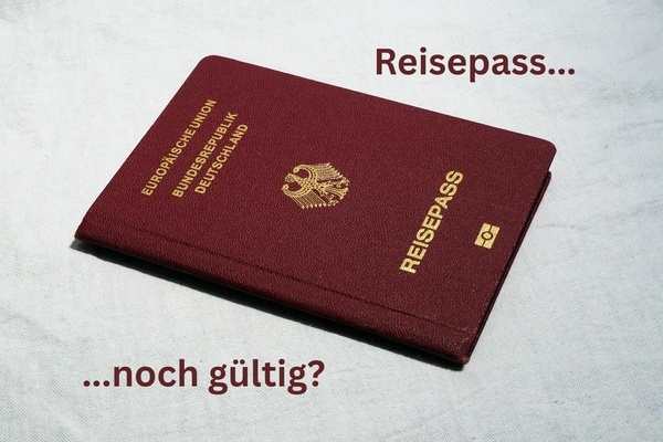 Reisepass dunkelrot, goldene Schrift auf dunkelrotem Untergrund. Dunkelrote Schrift auf hellem Hintergrund