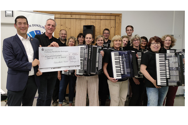 Der Akkordeon-Verein mit B&uuml;rgermeister Markus Hollemann und dem Scheck &uuml;ber 1.300 Euro