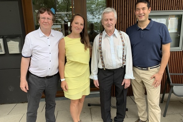 Gruppenfoto Sommerhof Quartierstreff mit 4 Personen, Rainer Kopfmann, Sarah Deißler, Wilfried Kuhn, Bürgermeister Markus Hollemann; Gemeinde Denzlingen Gruppenfoto Sommerhof Quartierstreff mit 4 Personen, Rainer Kopfmann, Sarah Deißler, Wilfried Kuhn, Bürgermeister Markus Hollemann; Gemeinde Denzlingen
