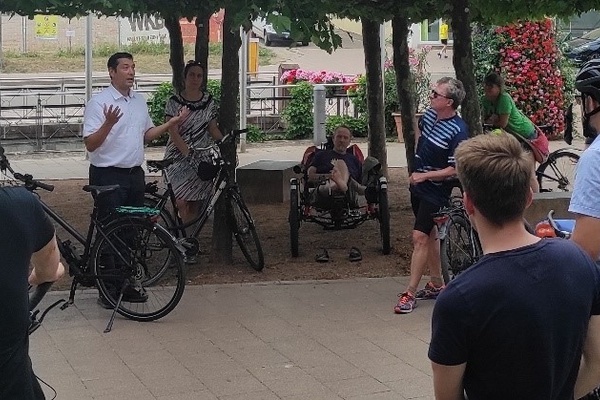 B&uuml;rgermeister Markus Hollemann und Interessierte mit dem Fahrrad