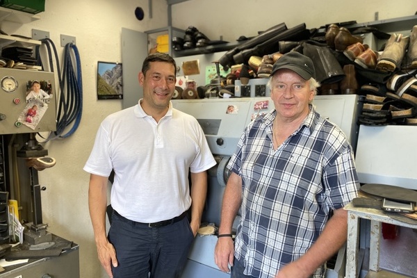 B&uuml;rgermeister Markus Hollemann mit Herrn Klaus Woita