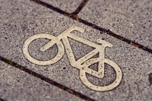 Ein abgebildetes Fahrrad auf einer Straße 