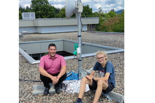 Bürgermeister Markus Hollemann und Aaron Höldin bei der Besichtigung der Wetterstation auf dem Dach des Bildungszentrums