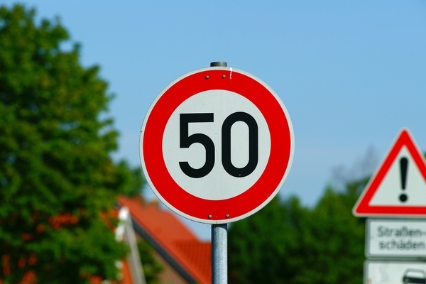 Straßenschild "50 km/h Geschwindigkeit"