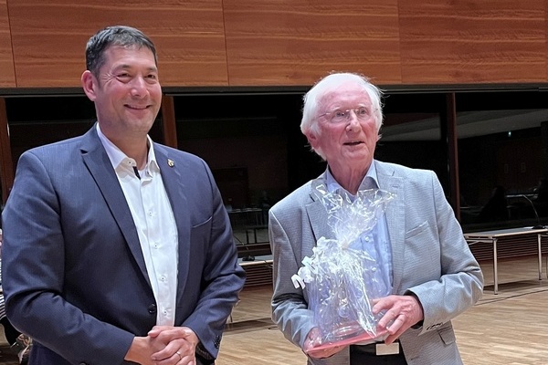 Foto: Gemeinde Denzlingen v.l.n.r. B&uuml;rgermeister Markus Hollemann verabschiedet Prof. Dr. Dieter Geuenich aus dem Gemeinderat