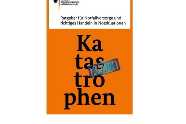 Deckblatt Notfallbroschüre mit der Aufschrift "Katastrophen" auf orangem Hintergrund Deckblatt Notfallbroschüre mit der Aufschrift "Katastrophen" auf orangem Hintergrund