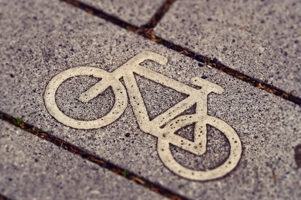 Aufgezeichnetes Fahrrad in Straßenbelag Aufgezeichnetes Fahrrad in Straßenbelag
