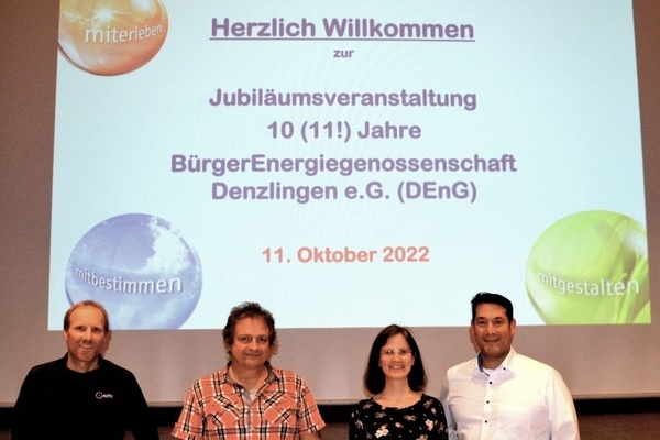 Bj&ouml;rn Haake, Markus N&uuml;bling, Marina Leibfried und B&uuml;rgermeister Markus Hollemann (von links) feierten mit den Mitgliedern 11 Jahre �Denzlinger B&uuml;rgerEnergiegenossenschaft�