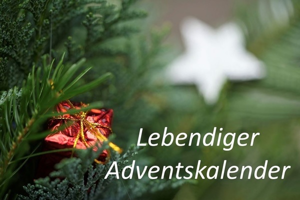 Baum, rotes Geschenk, wei&szlig;er Stern und wei&szlig;e Schrift