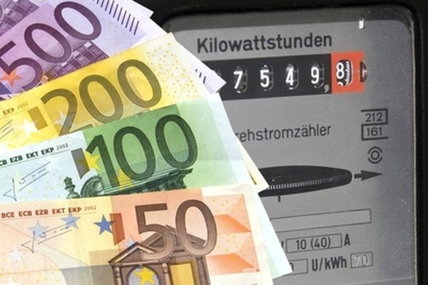 mehrere Geldscheine von 50 bis 500 Euro gef&auml;chert vor einem Stromableseger&auml;t (Foto: Pixelio / Thorben Wengert)