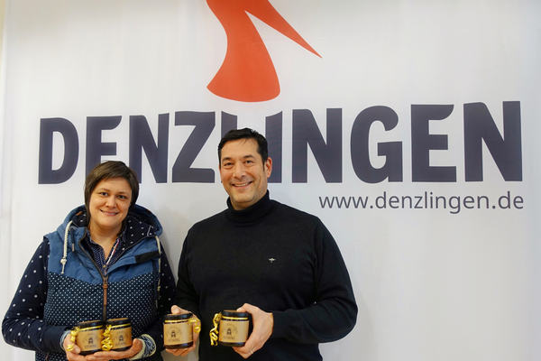 Miriam Paschke &uuml;berreicht 30 Gl&auml;ser Bl&uuml;tenhonig f&uuml;r Gemeinde an B&uuml;rgermeister Markus Hollemann