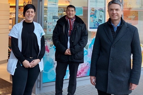 Vor dem dm-Markt,v.l.n.r. Heike Stratz, Filialleiterin dm-Markt, B&uuml;rgermeister Markus Hollemann, stellvertretender B&uuml;rgermeister Thomas Pantel