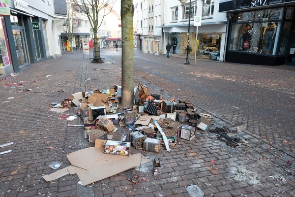 Abfall Silvesterfeuerwerk auf Gehweg neben einem Baum Abfall Silvesterfeuerwerk auf Gehweg neben einem Baum