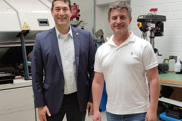 Firmeninhaber Ralf Lupberger, B&uuml;rgermeister Markus Hollemann beim Gespr&auml;ch