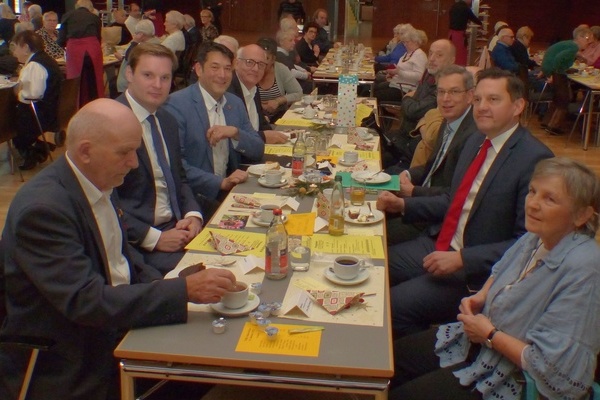Der Tisch der politischen Prominenz (von vorne, links): Detlef Behnke, Yannick Bury, Markus Hollemann, Alexander Schoch; rechts: Elfriede Behnke, Dr. Johannes Fechner, Hanno Hurth.