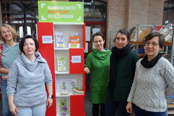 v.l.n.r. Katja Holstein-Gu&szlig;mann (Leiterin Mediathek), Manuela Wucherer (Klimaschutzbeirat), Lena Hartmann-Kist (Klimaschutzkoordinatorin Gemeinde Denzlingen), Pia Scholz (Klimaschutzbeirat), Juliana Rossin Gr&ouml;tsch (Mediathek) stehend vor dem Infopoint