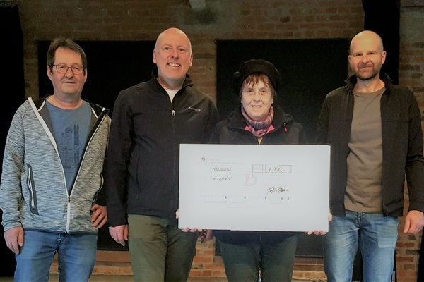 Vorst&auml;nde Holger Ewald, Achim Berger und Eckhard Ochs bei der &Uuml;berreichung des symbolischen Schecks durch Irmgard Meiners-Schuth, stellvertretende Vorstandsvorsitzende der B&uuml;rgerstiftung Denzlingen