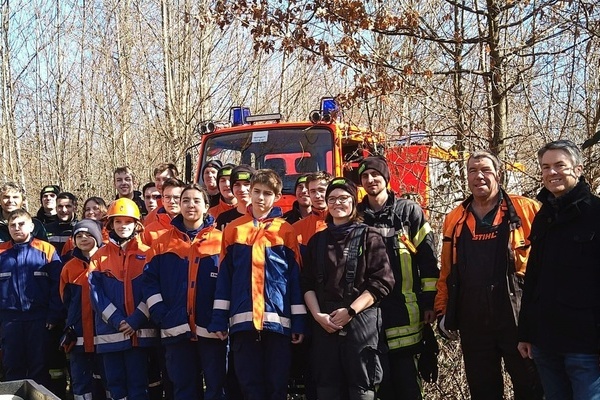 Foto: Jugendfeuerwehr Denzlingen e.V.: Jugendfeuerwehr Denzlingen mit F&ouml;rster Bernd Nold (l.), stellv. B&uuml;rgermeister Thomas Pantel (r.), Bauhofmitarbeiter Wernher Gr&uuml;nling (2.v.r.), Jugendgruppenleiterin Lisa Gollent (4.v.r.) und Jugendwart Marco Barnick 