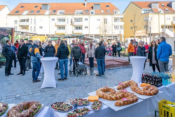 Essen und Getr&auml;nke im Hintergrund Menschen und H&auml;user