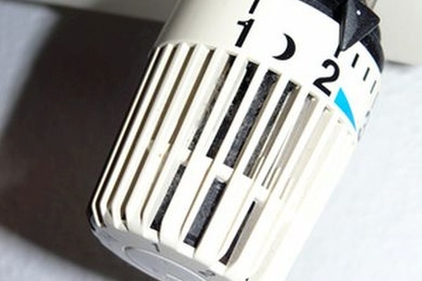 weißer Thermostatknopf auf Position 2, Bildquelle: Lupo  / pixelio.de