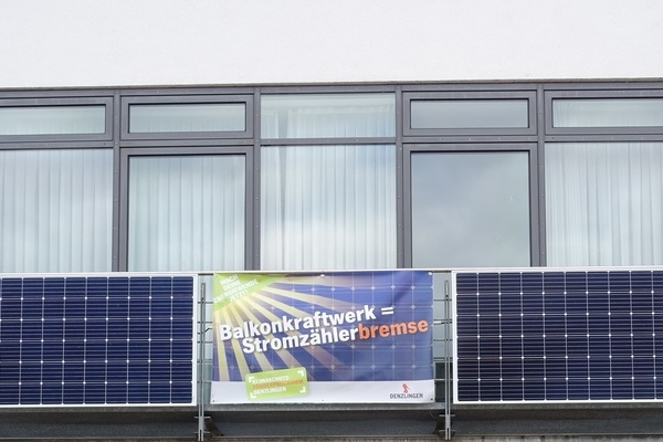 Balkon mit zwei Balkon-Solarmodulen