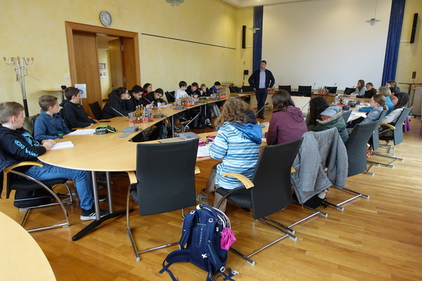 Die Klasse R7b zu Besuch im Ratssaal mit B&uuml;rgermeister Markus Hollemann