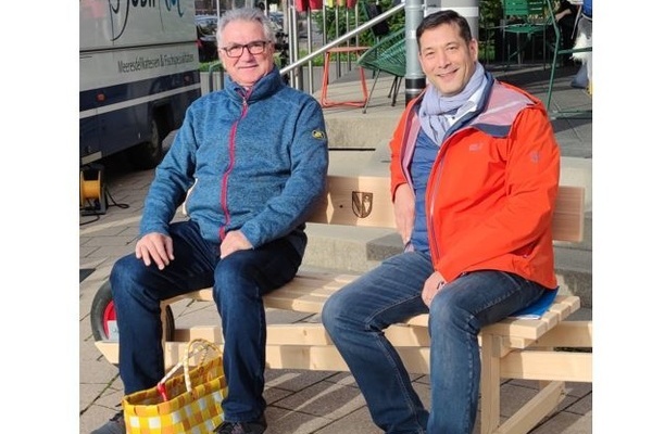 v.l.n.r.: Marcel Tritschler und Bürgermeister Markus Hollemann auf den Denzlinger Schwätzbänkle im Kohlerhof